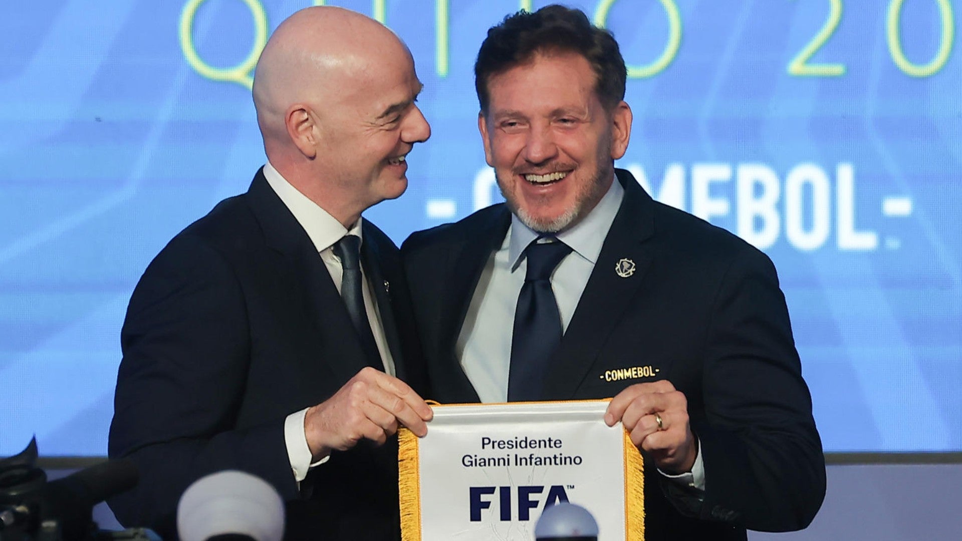Gianni Infantino, presidente de la FIFA, y Alejandro Domínguez, presidente de Conmebol - Foto: EFE