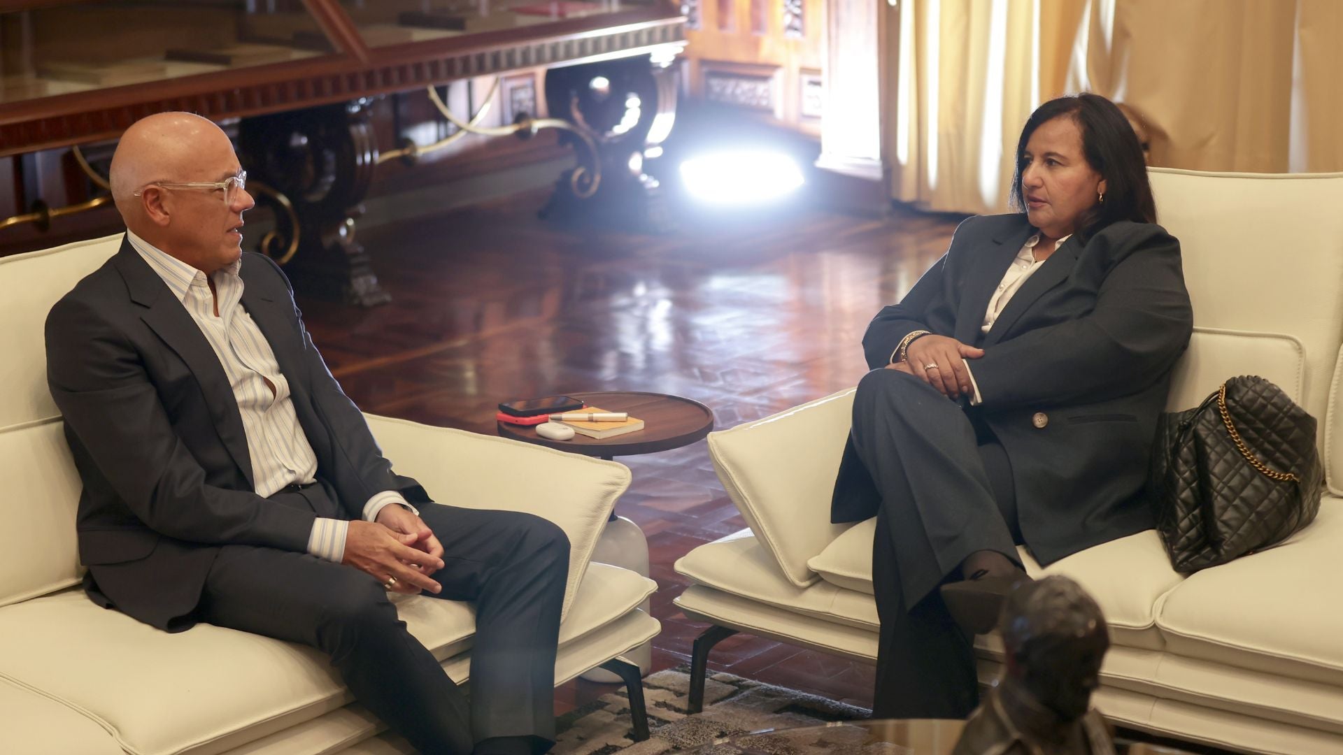 Jorge Rodríguez habla durante una reunión con la exdiputada Dinorah Figuera en Caracas-Foto: EFE