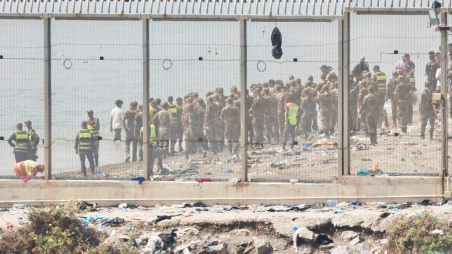 Fuerzas auxiliares de Marruecos impiden la llegada de más migrantes al espigón de la playa del Tarajal que separa Ceuta de Marruecos - Foto: EFE