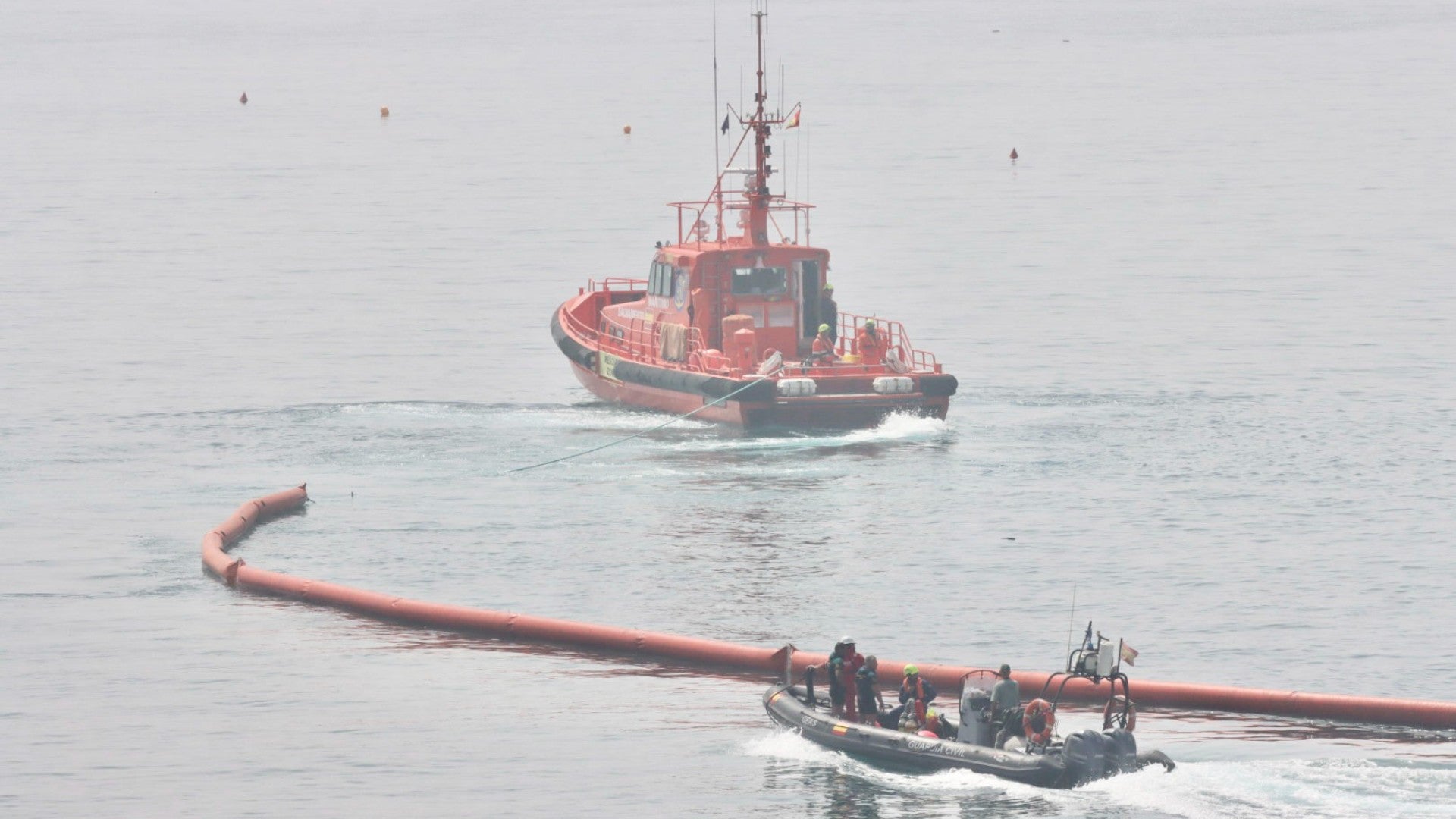 Colocación de una boya flotante para marcar el límite entre la playa del Tarajal de Ceuta y Marruecos, tras la entrada masiva de personas en los últimos días - EFE