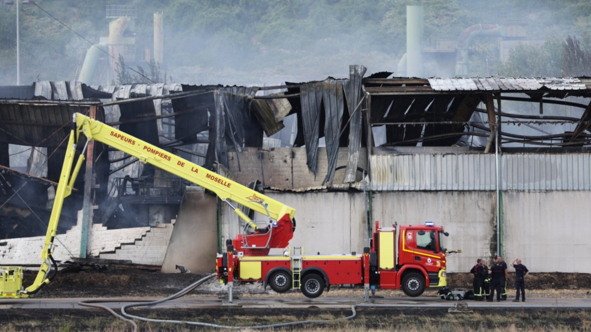 Bomberos franceses trabajan con un camión para extinguir un incendio en un almacén de 500 metros cuadrados en las instalaciones de la empresa Safe en la zona industrial de Gandrange en el departamento de Mosela - AFP