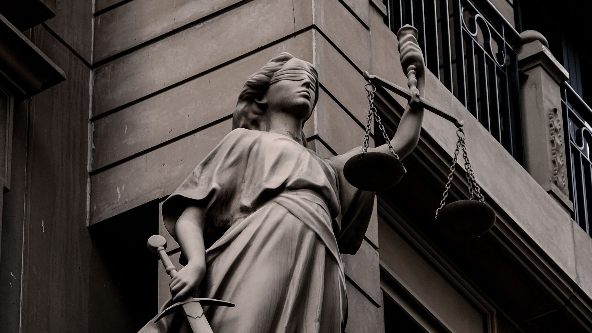 Escultura de la 'Dama de la Justicia' con una espada y una balanza en la fachada de un edificio - Foto de referencia: Pexels