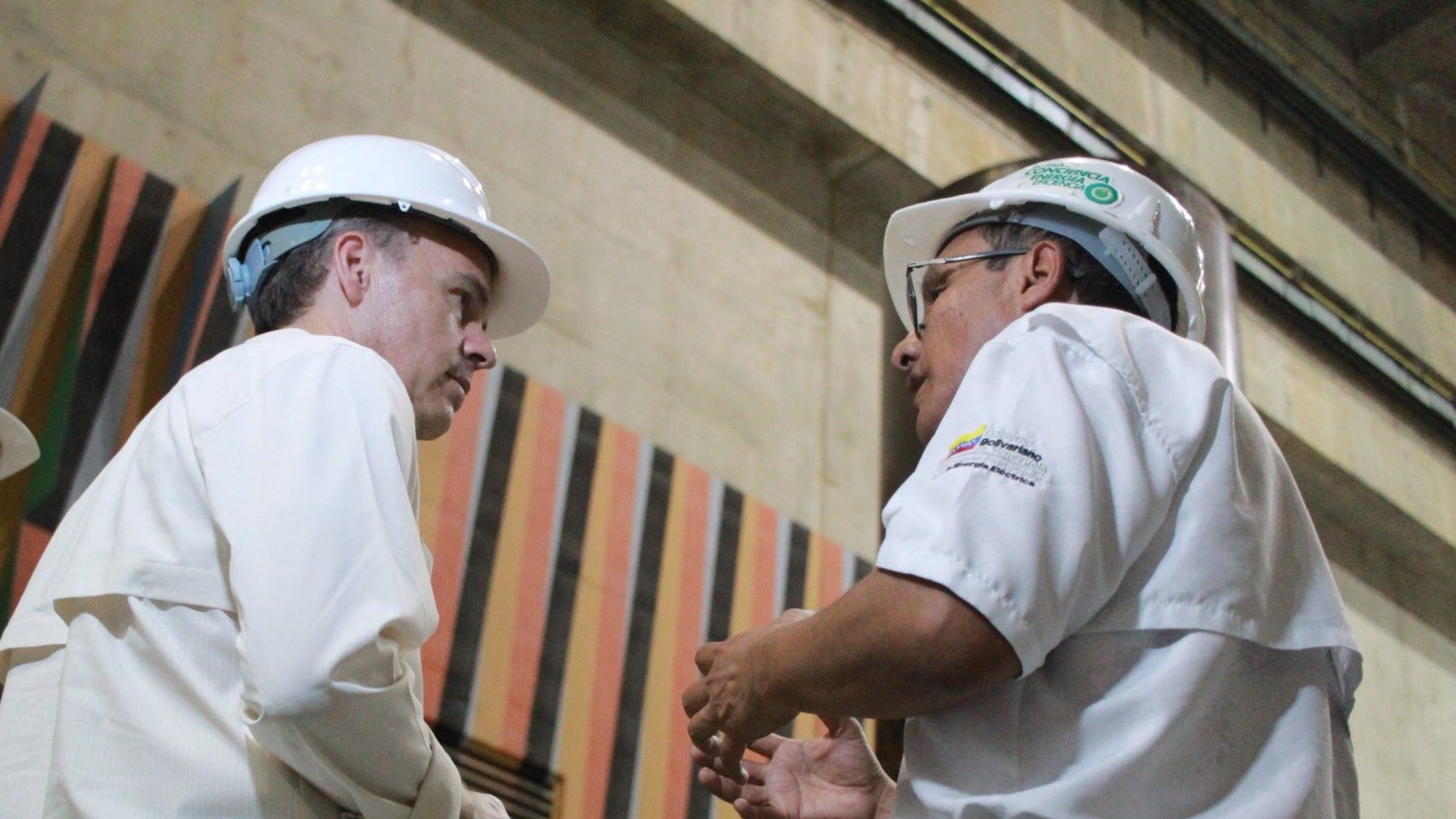 Encargado de negocios de EE. UU. en Caracas, John Barrett, de visita en la (Central Hidroeléctrica Simón Bolívar - Foto: EFE