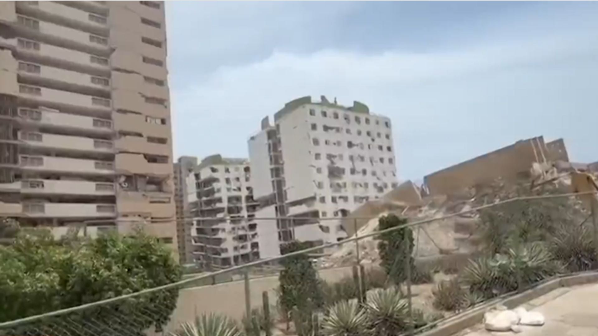 La implosión de torre de la urbanización Luisa Cáceres de Arizmendi, afectó otro edificio - Foto captura video