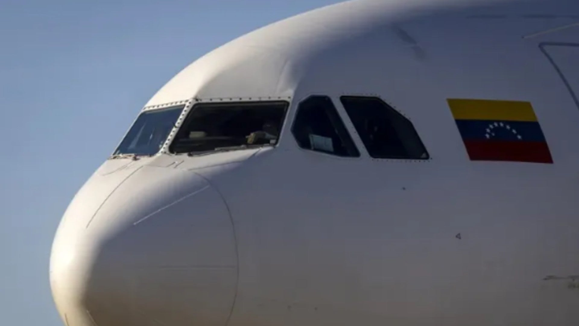 Fotografía de archivo de un avión con la bandera de Venezuela - EFE