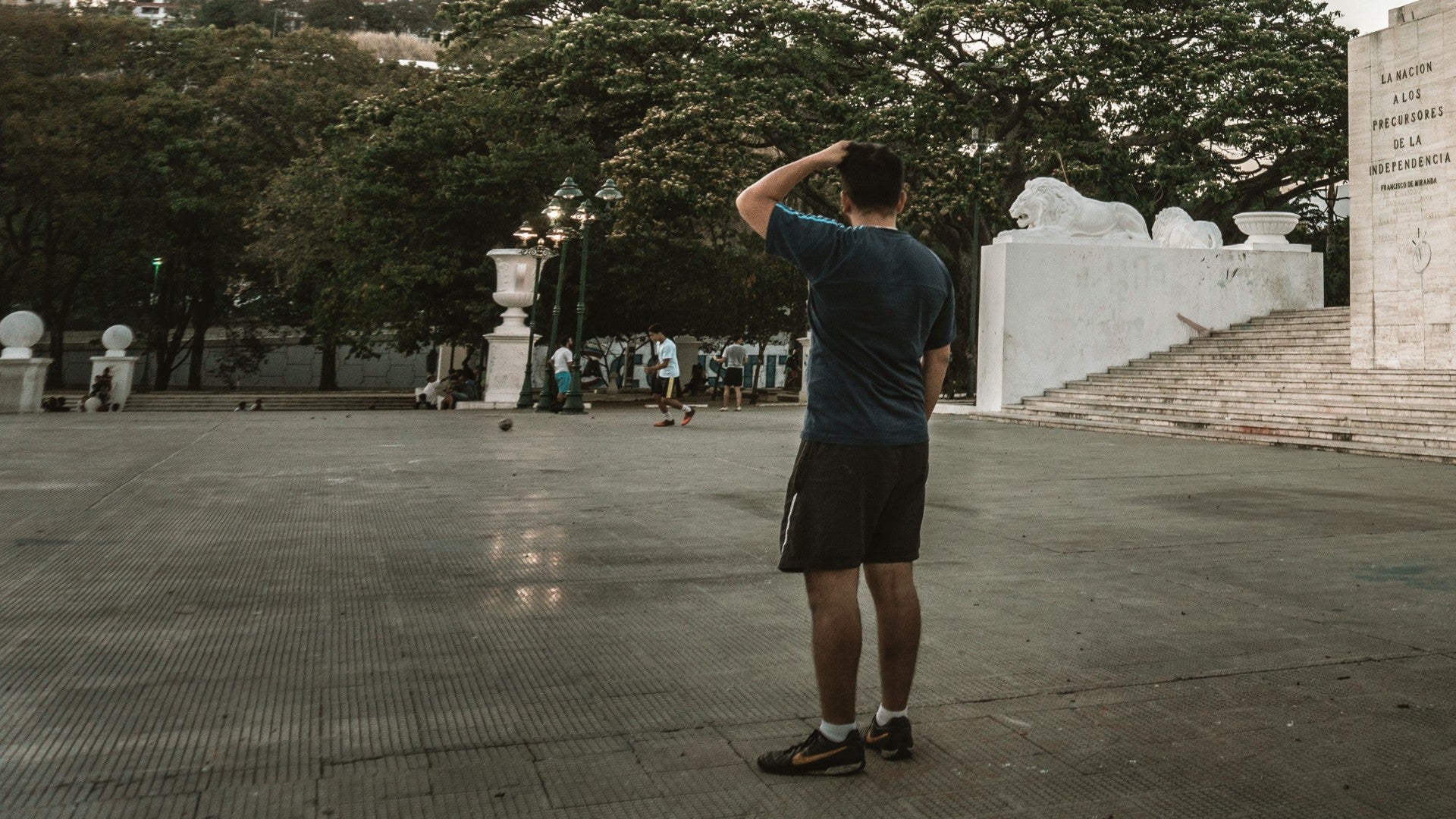 Un hombre camina por Los Próceres, Caracas - Foto de referencia: Prexels