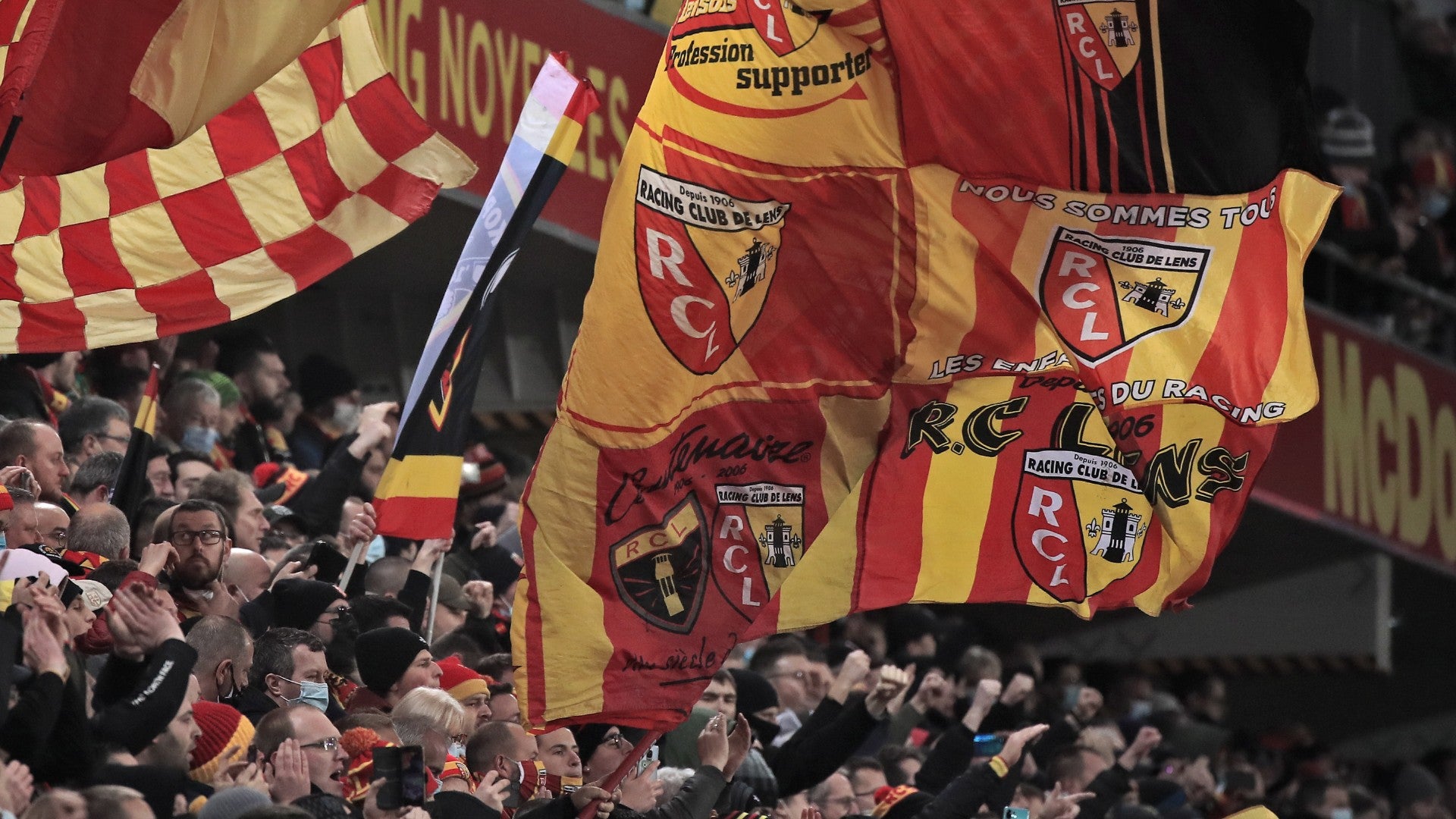 Aficionados del Lens animan a su equipo antes de un partido de la Ligue 1 - EFE