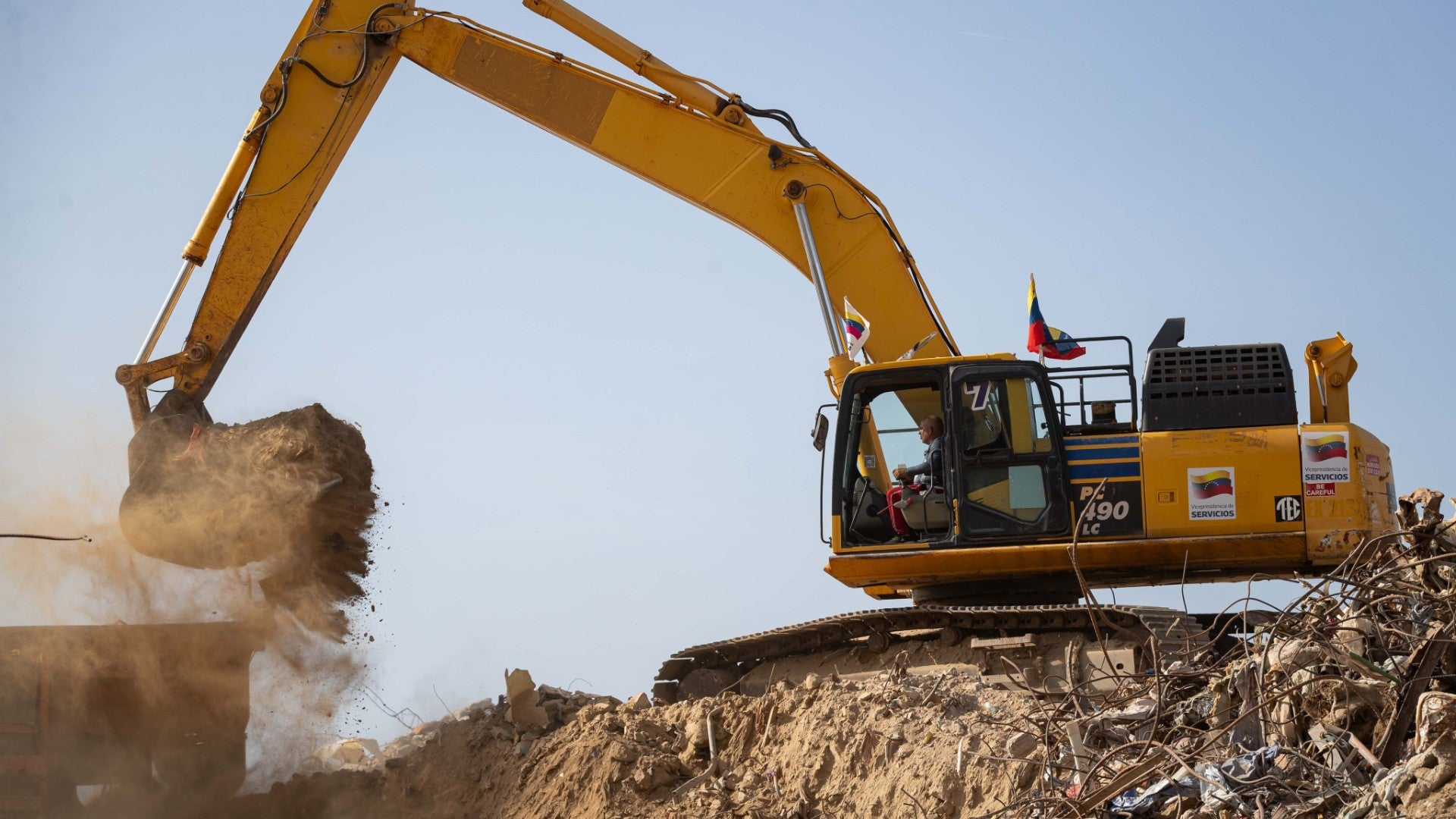 Fotografía que muestra una retroexcavadora removiendo escombros en una zona afectada por los terremotos en La Guaira (Venezuela) - EFE