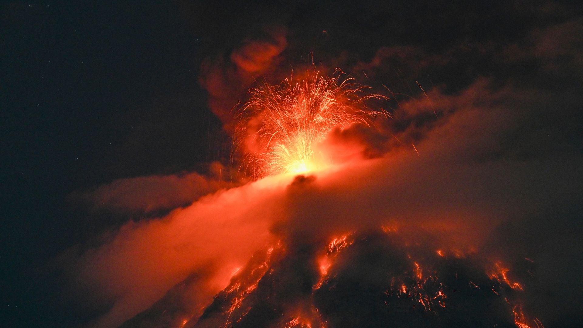 Guatemala declara alerta de "peligro" por erupción del volcán de Fuego - AFP