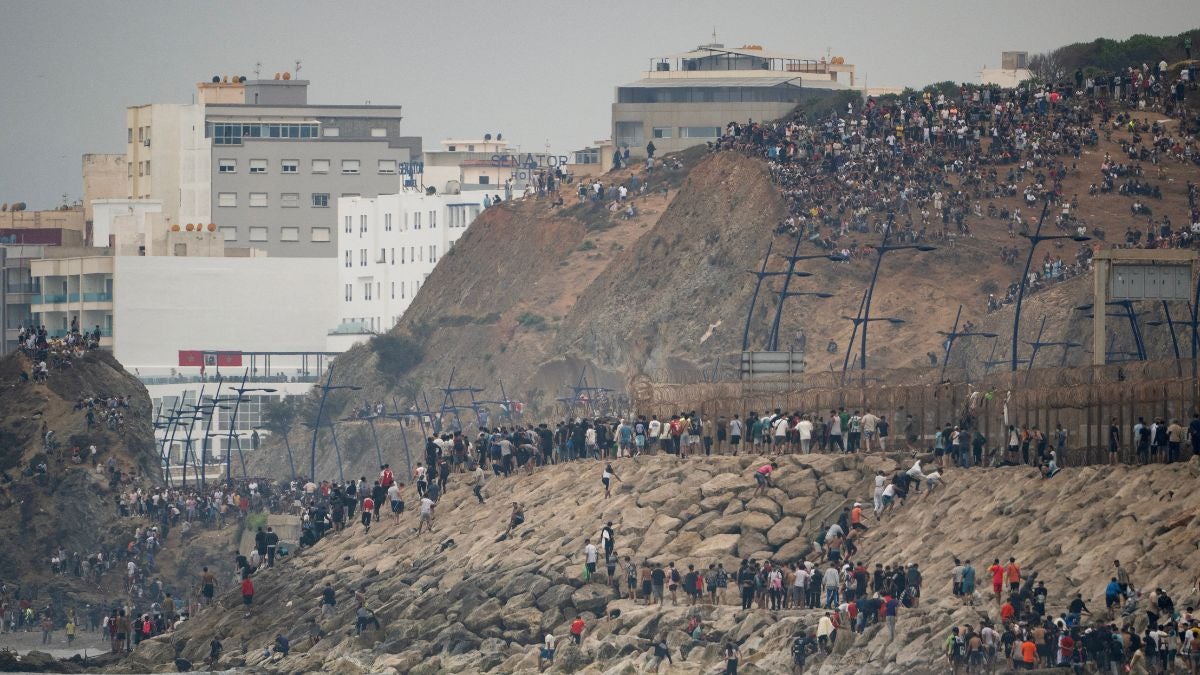 Avalancha de migrantes en Ceuta (AFP)