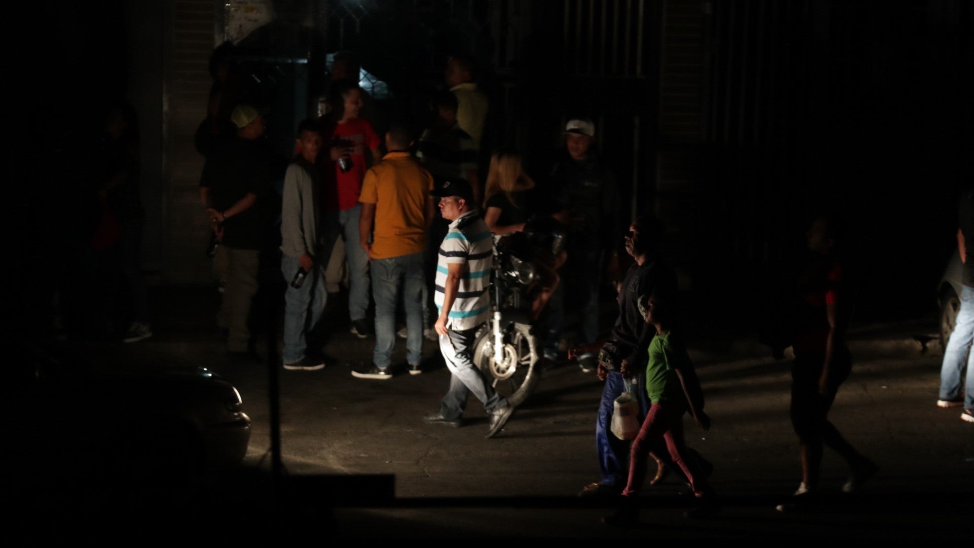 Personas esperan fuera de sus casas durante un nuevo corte del servicio eléctrico en Venezuela - EFE