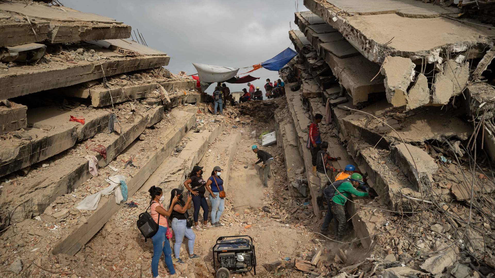 Personas trabajan entre los escombros de edificios colapsados por los terremotos del pasado 24 de junio en La Guaira-Foto: EFE