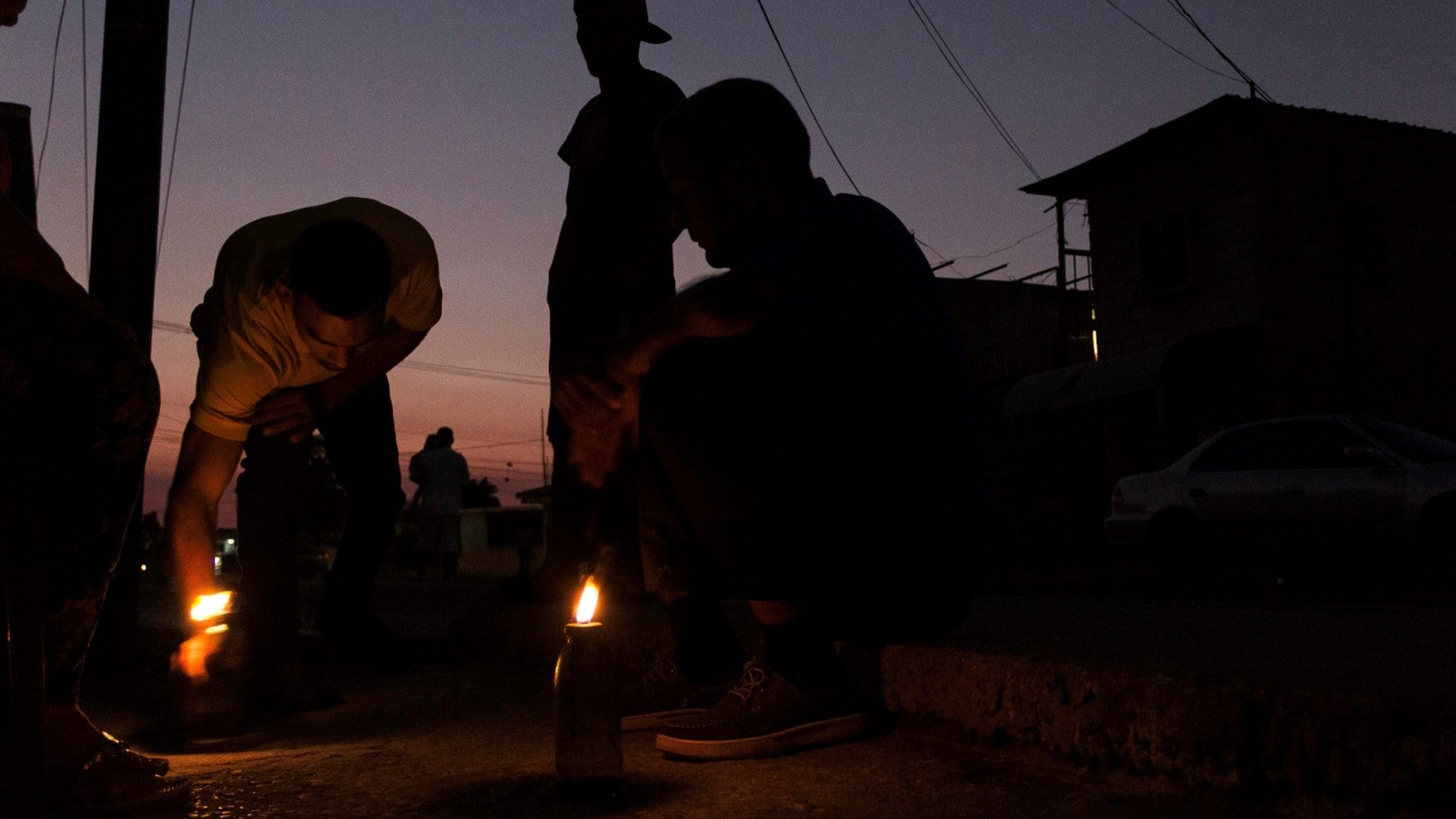 Un grupo de personas ilumina una calle con velas en medio de masivos apagones en Venezuela - Foto de referencia: EFE