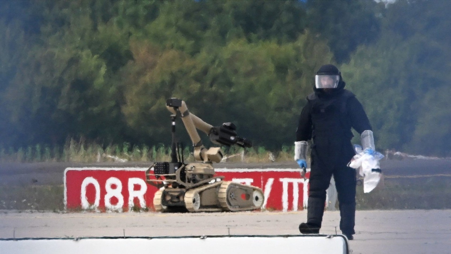 Autoridades inspeccionan dron con explosivo en el aeropuerto de Leipzig, Alemania - Foto: EFE