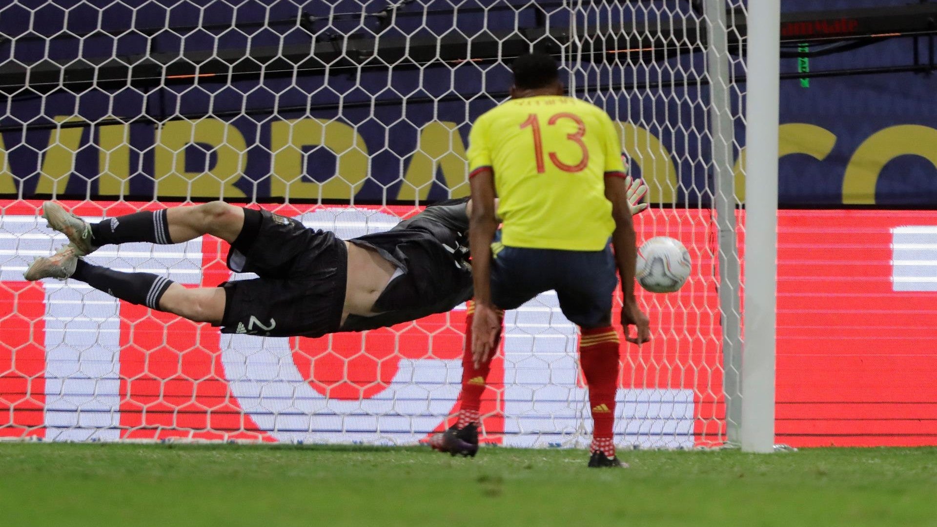 'Dibu' Martínez ataja penal a Yerry Mina en la Copa América de 2021 - Foto: EFE