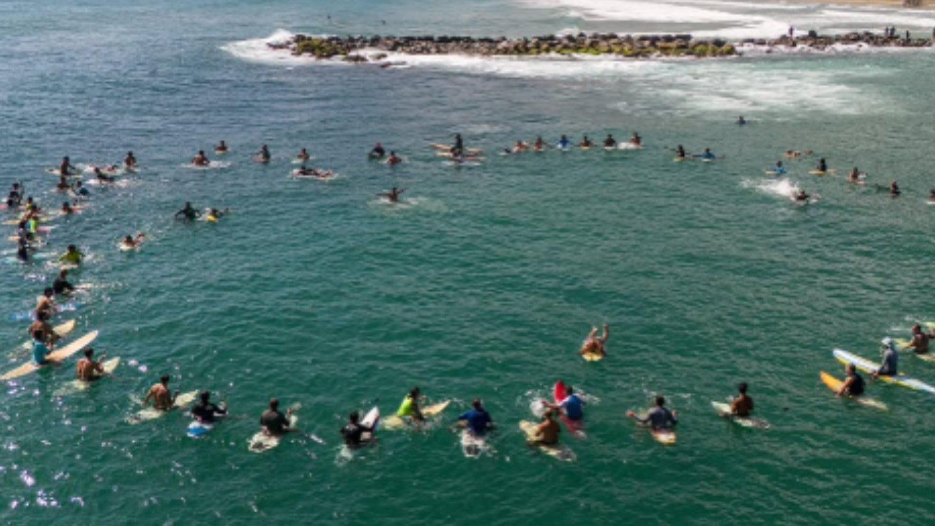 Surfistas realizaron un emotivo paddle out en Playa Surfista (Mare Abajo), La Guaira - Foto: X