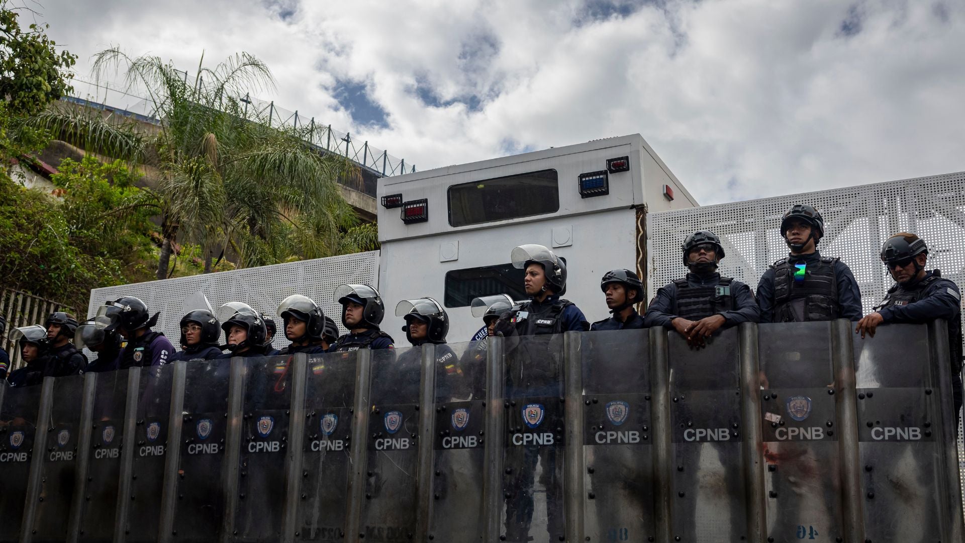 Policías custodian una de las entradas de El Helicoide-Foto: Archivo EFE