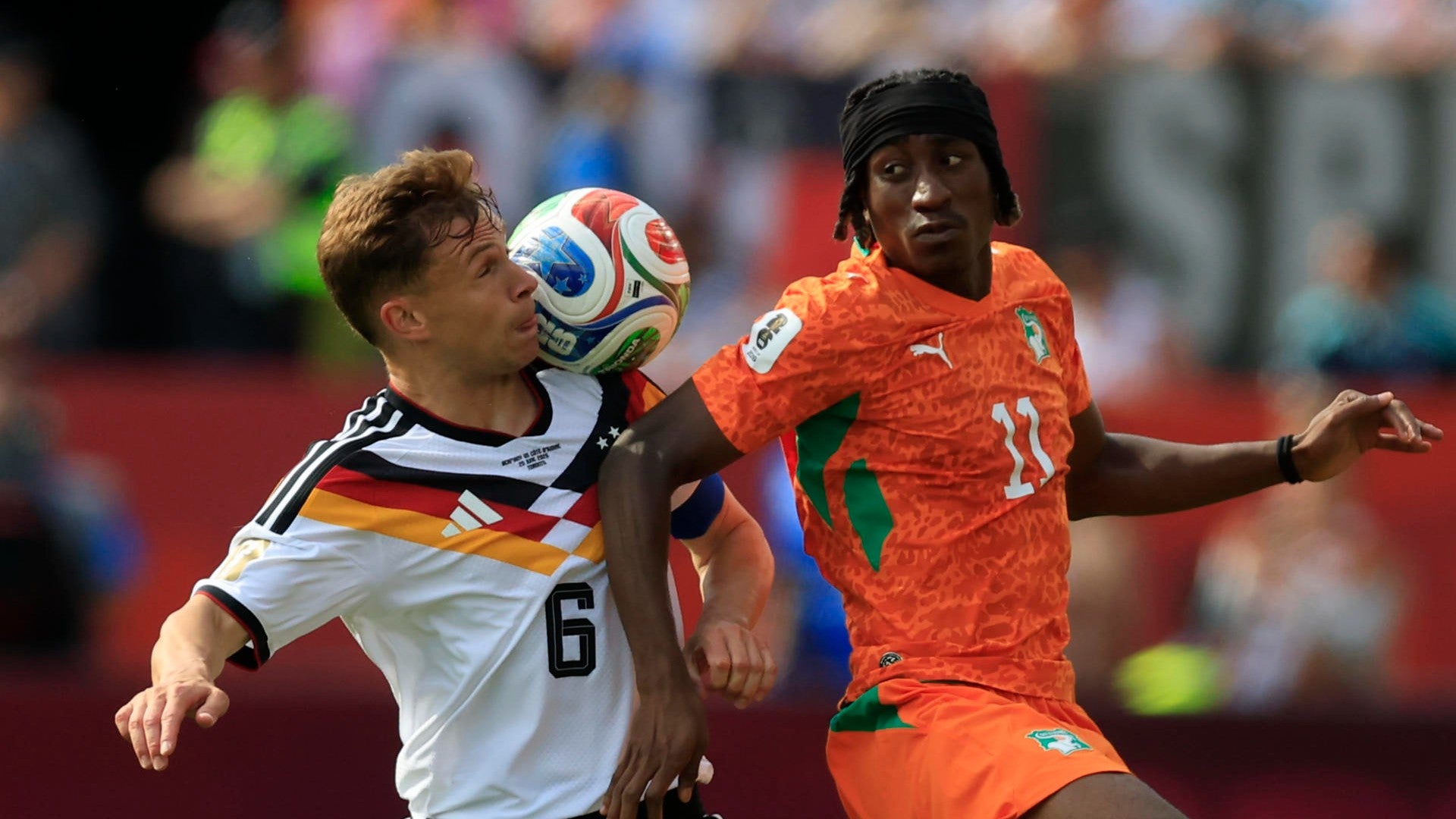 Diomandé, futbolista de Costa de Marfil (derecha) en partido del Mundial ante Alemania. (EFE)