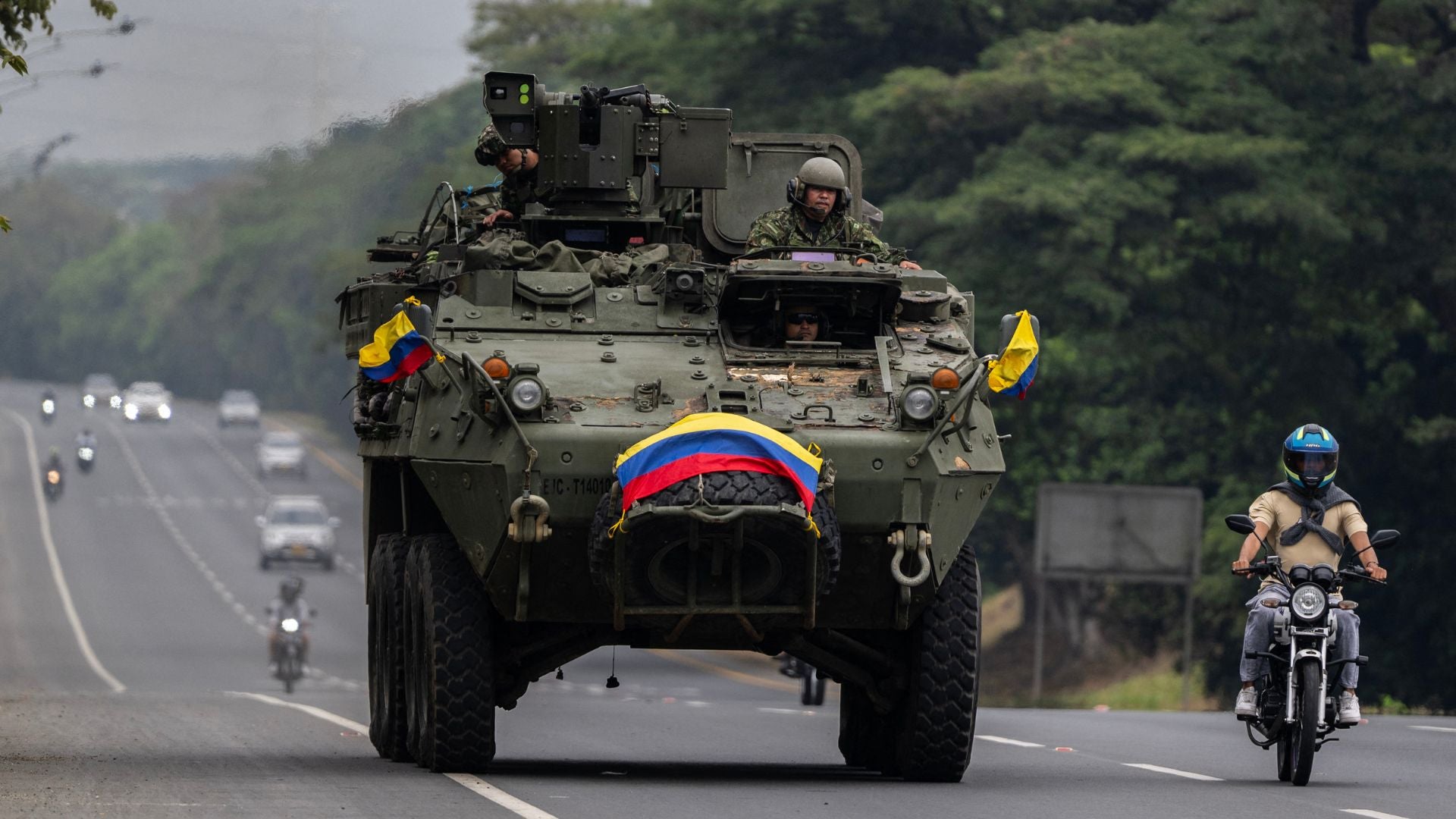 Un vehículo blindado del Ejército colombiano patrulla una carretera cerca del Aeropuerto Internacional Alfonso Bonilla Aragón - Foto: AFP