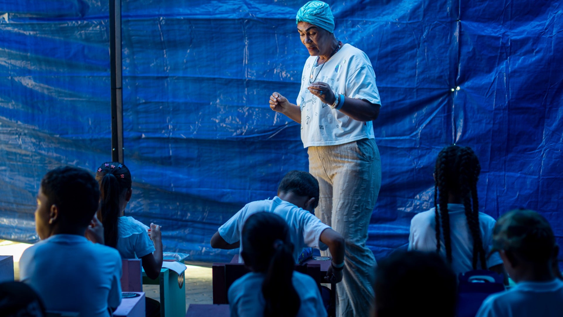 Docente venezolana Jazmín Urimare Ramírez transformó la carpa donde permanece refugiada - Foto: EFE