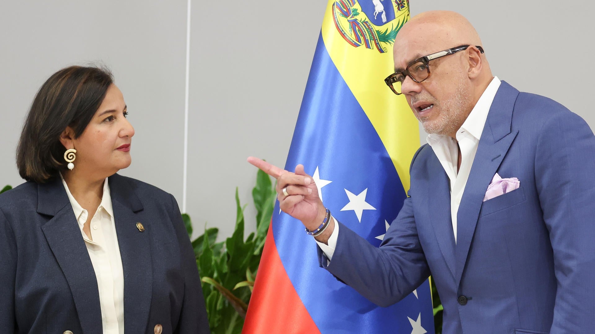 Dinorah Figuera, presidente de la Asamblea Nacional legítima de Venezuela de 2015, y Jorge Rodríguez - Foto: EFE