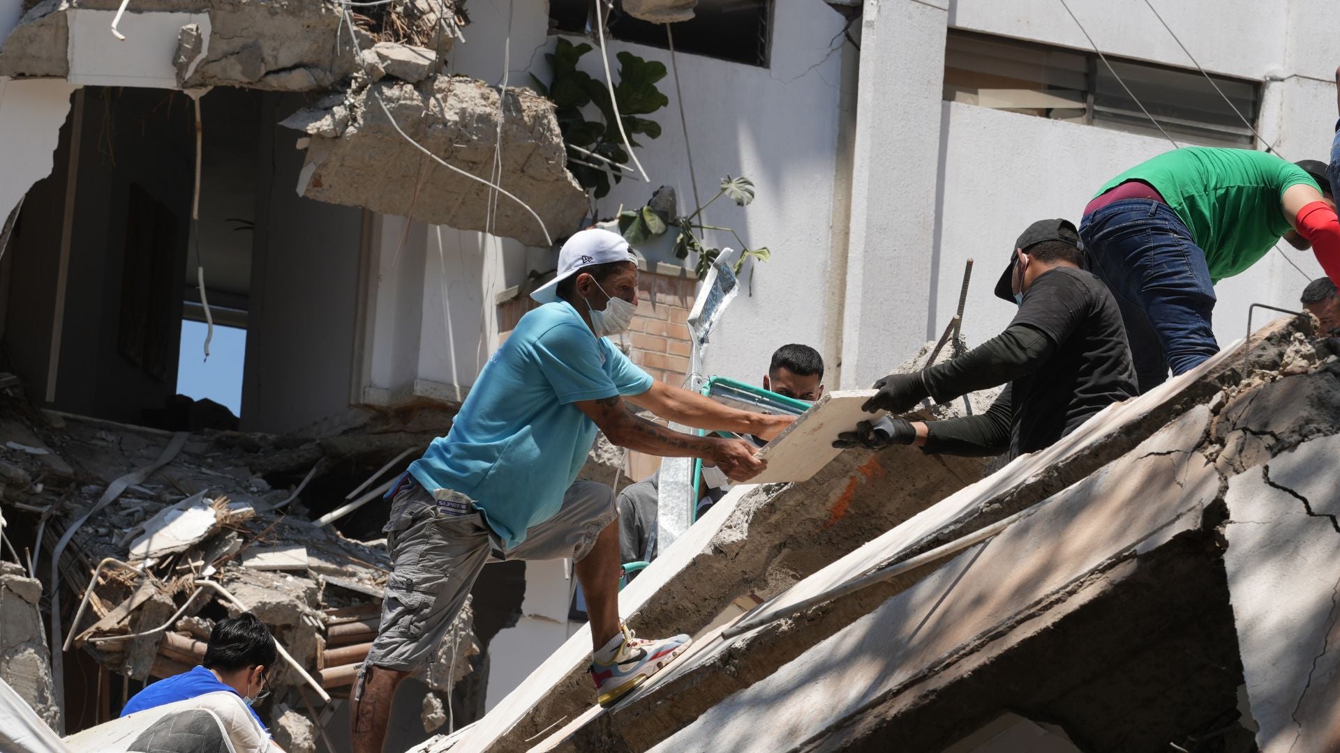 Así avanzan las labores de rescate de personas atrapadas bajo los escombros tras terremoto en Colombia
