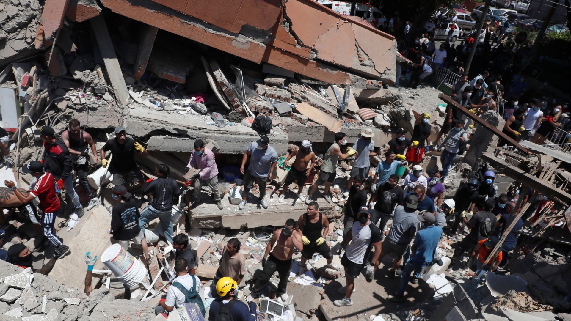 Personas buscan entre los escombros de una edificación colapsada por el terremoto de magnitud 7,4 que sacudió al país, este lunes en Cali (Colombia)-Foto: EFE