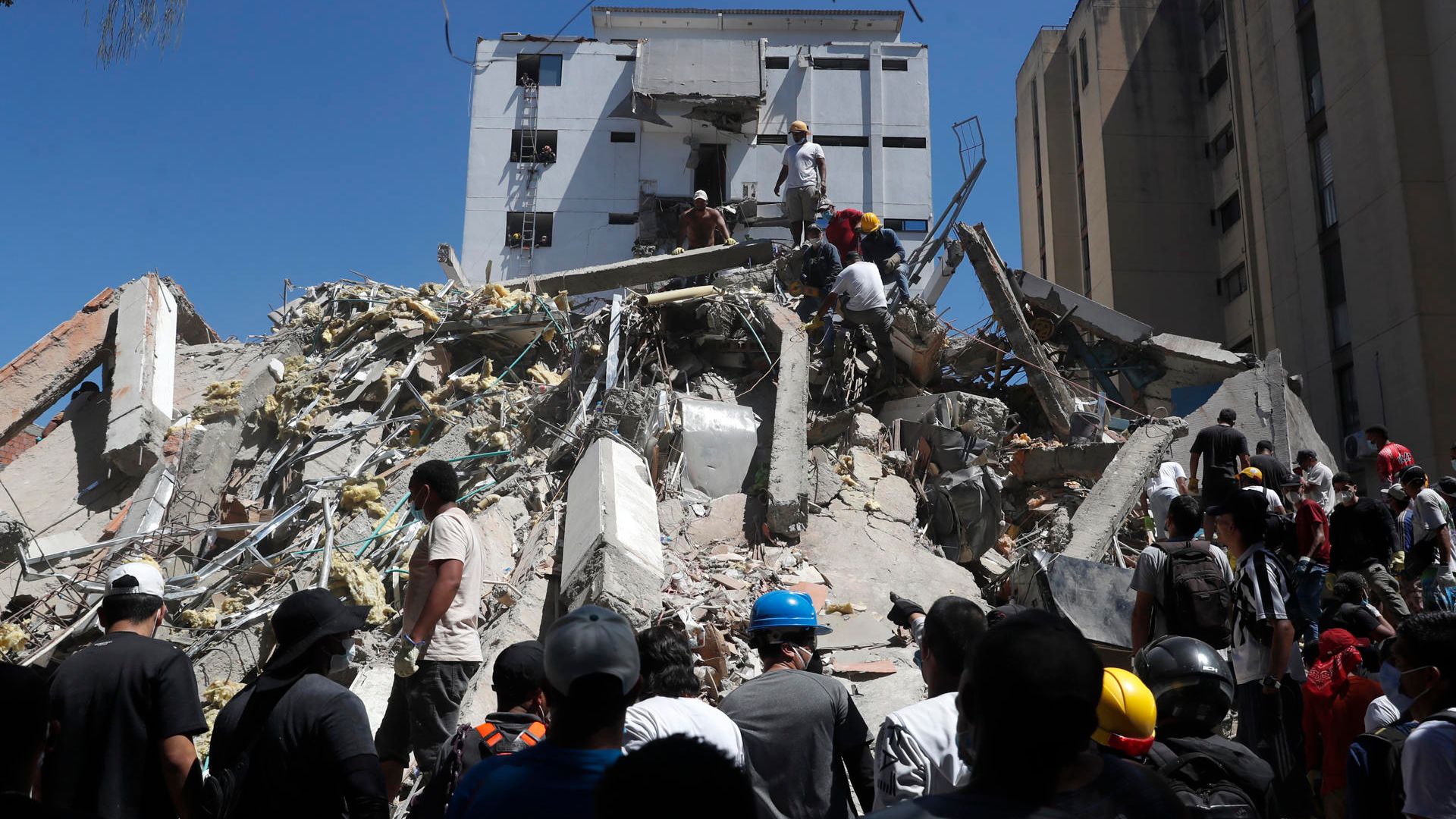 Organismos de socorro y la comunidad adelantan trabajos de rescate en Cali, tras terremoto - Foto de referencia: EFE