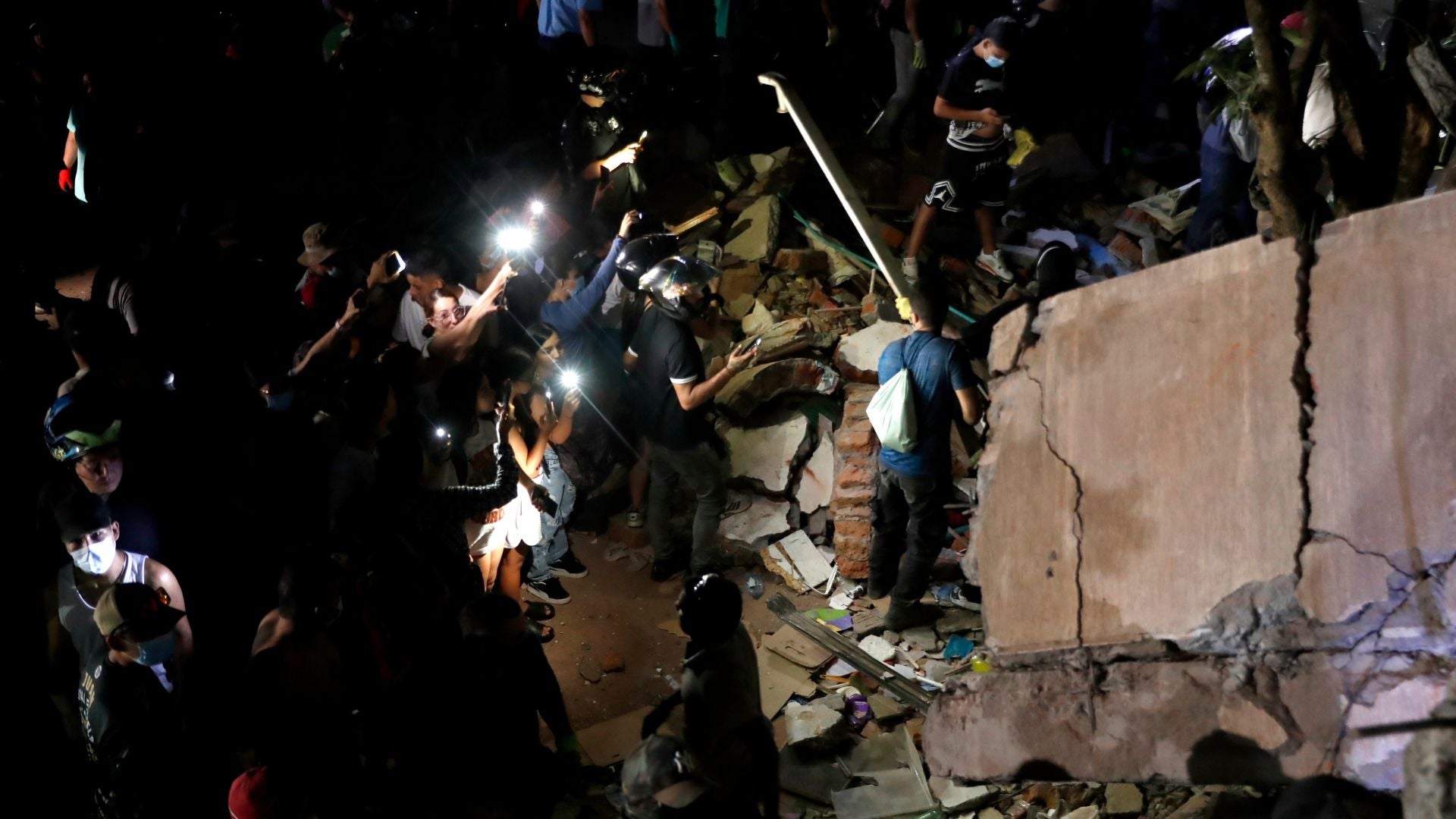 Personas trabajan en labores de rescate en una edificación colapsada por el terremoto de magnitud 7,4- Foto: EFE