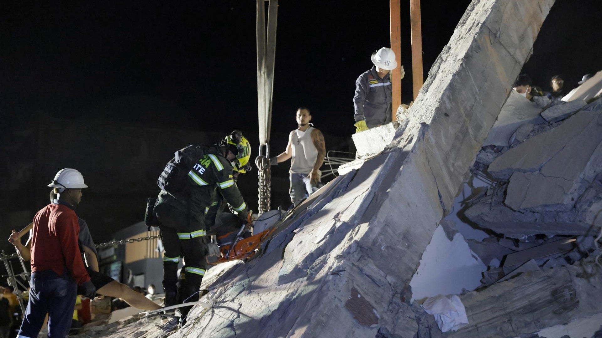 Rescatistas tras terremoto en Colombia. (EFE)