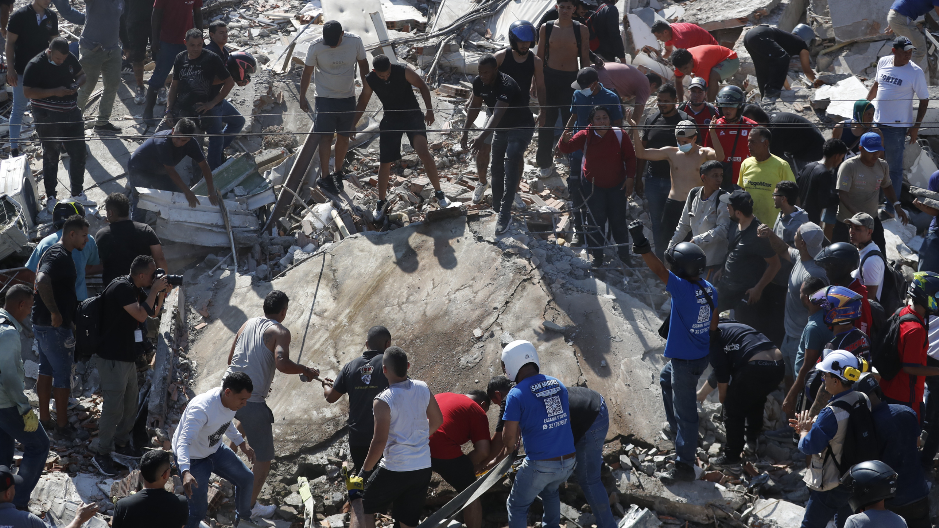 Colombianos en las calles tras terremoto-EFE