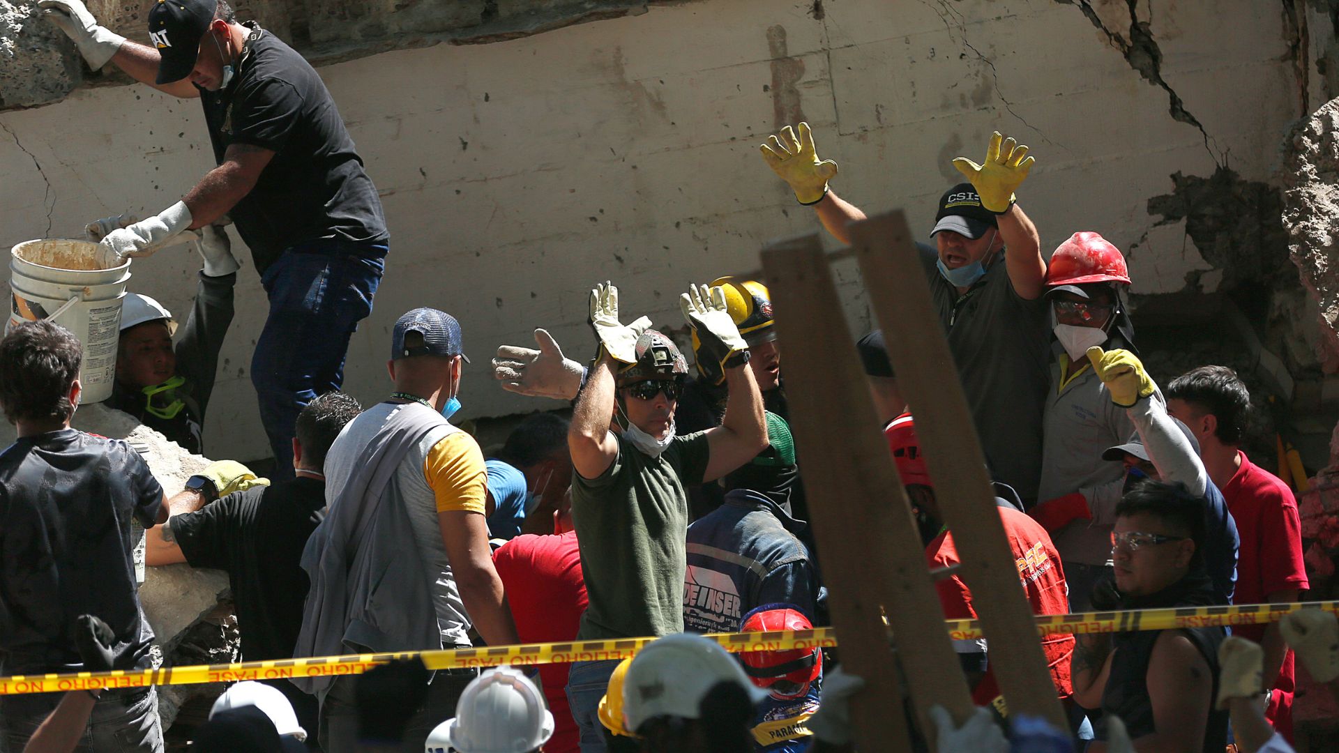 Medicina legal reveló la primer lista de víctimas del terremoto - EFE