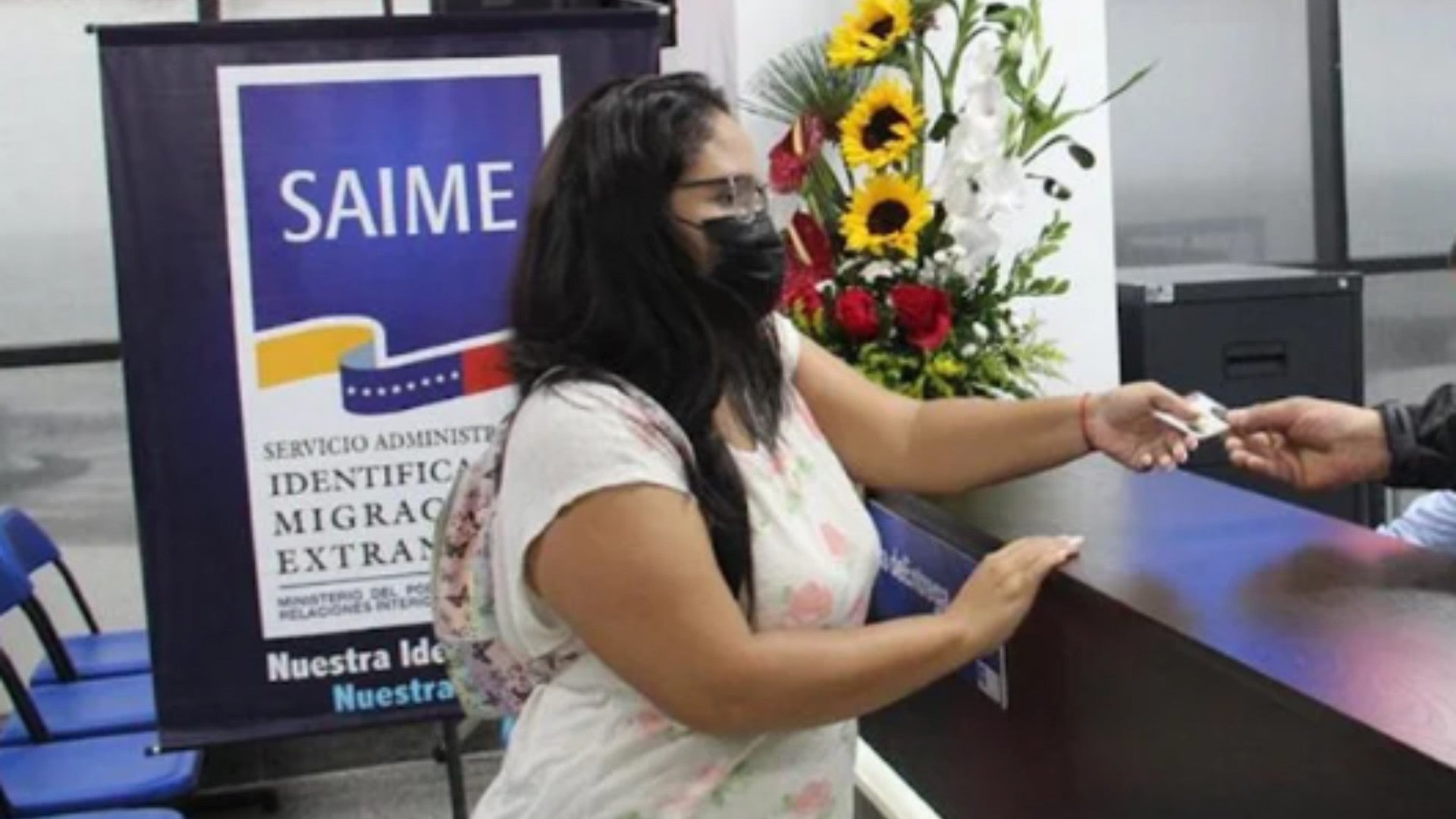 Una mujer realiza un trámite ante el SAIME - Foto de referencia: X