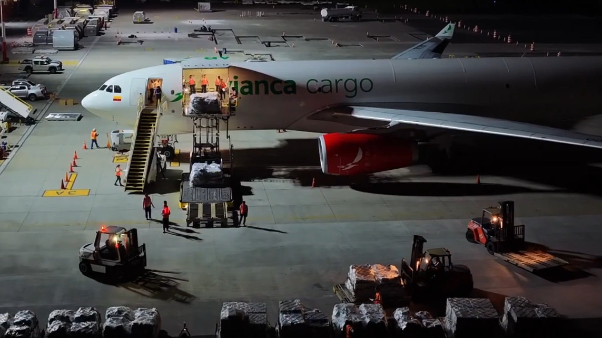 Avión con ayuda enviado por El Salvador a Colombia (X de Bukele)