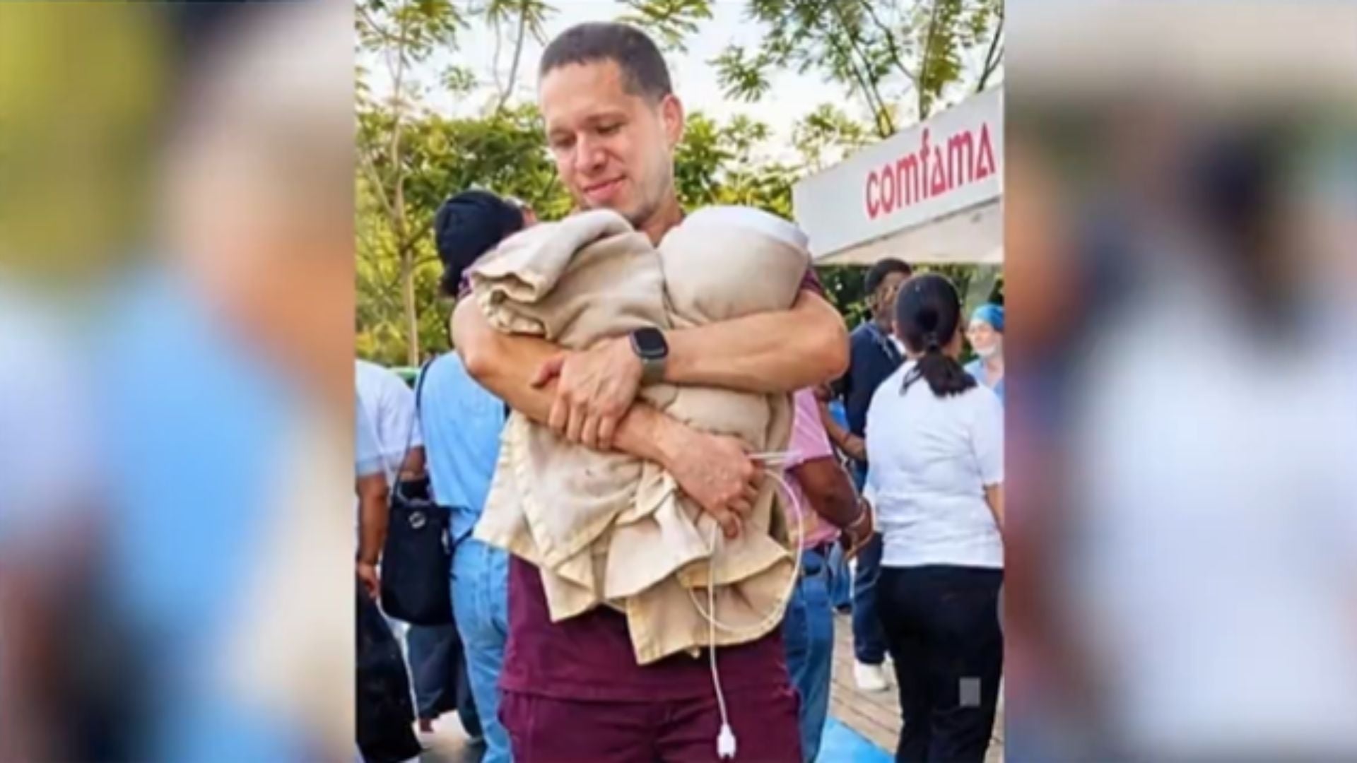Médico pediatra que protegió a recién nacidos en medio del terremoto - Foto captura