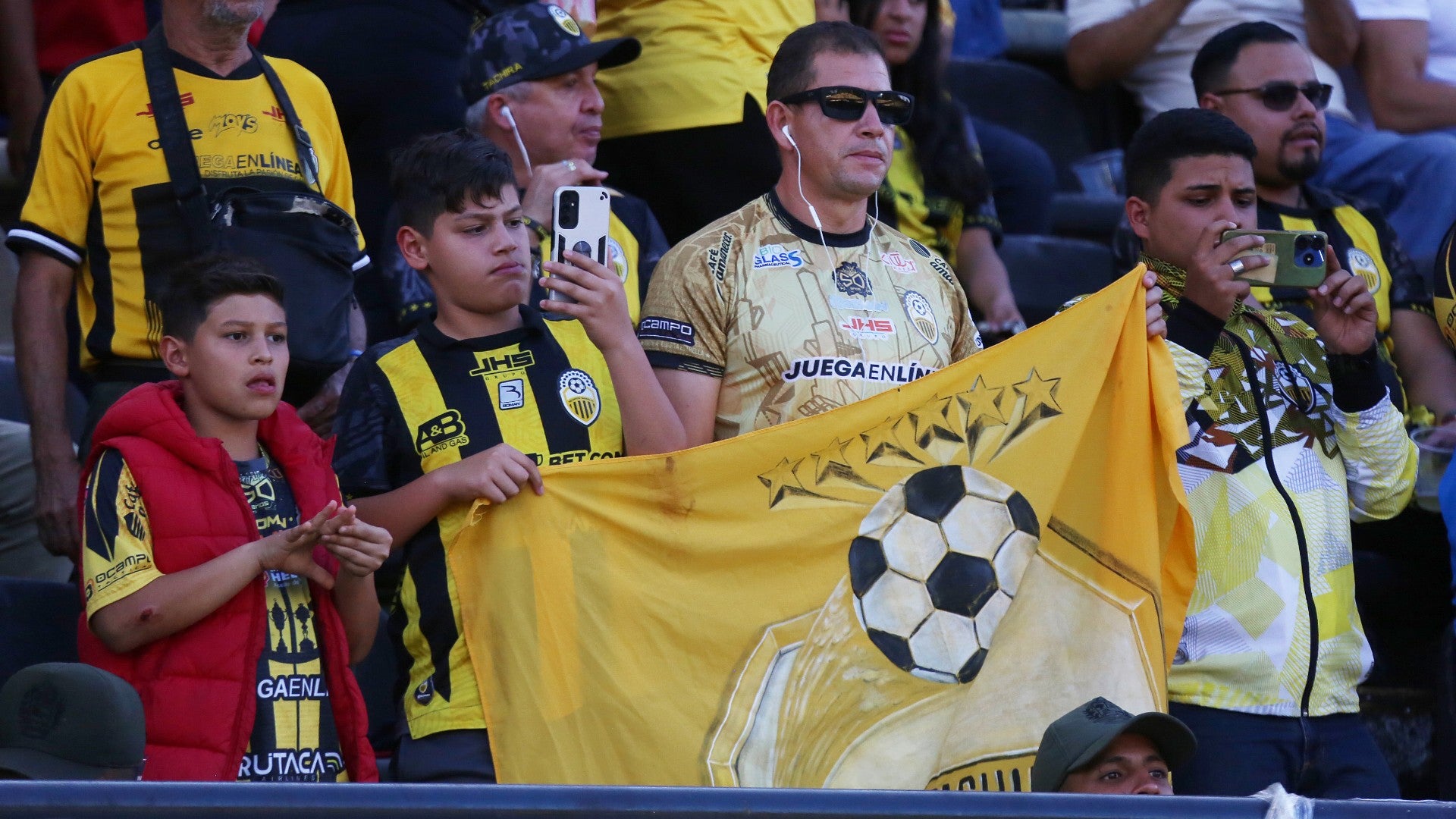 Fanáticos del club de fútbol venezolano Deportivo Táchira - Foto de referencia: EFE