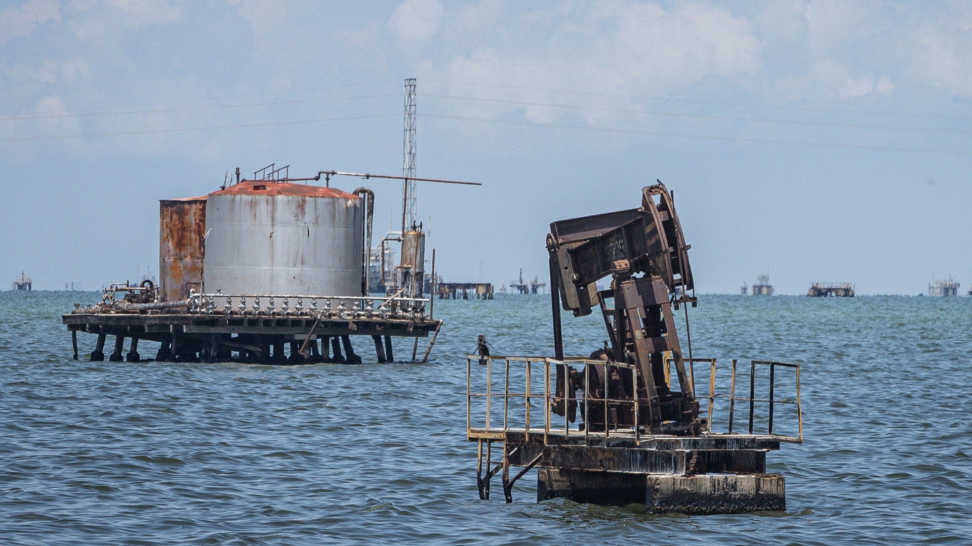 Balancín de petróleo en el lago de Maracaibo (Venezuela) - Foto de referencia: EFE