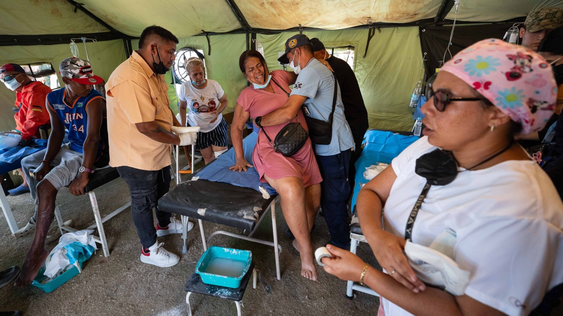 Médicos atienden a una mujer en La Guaira (Venezuela) - Foto de referencia: EFE