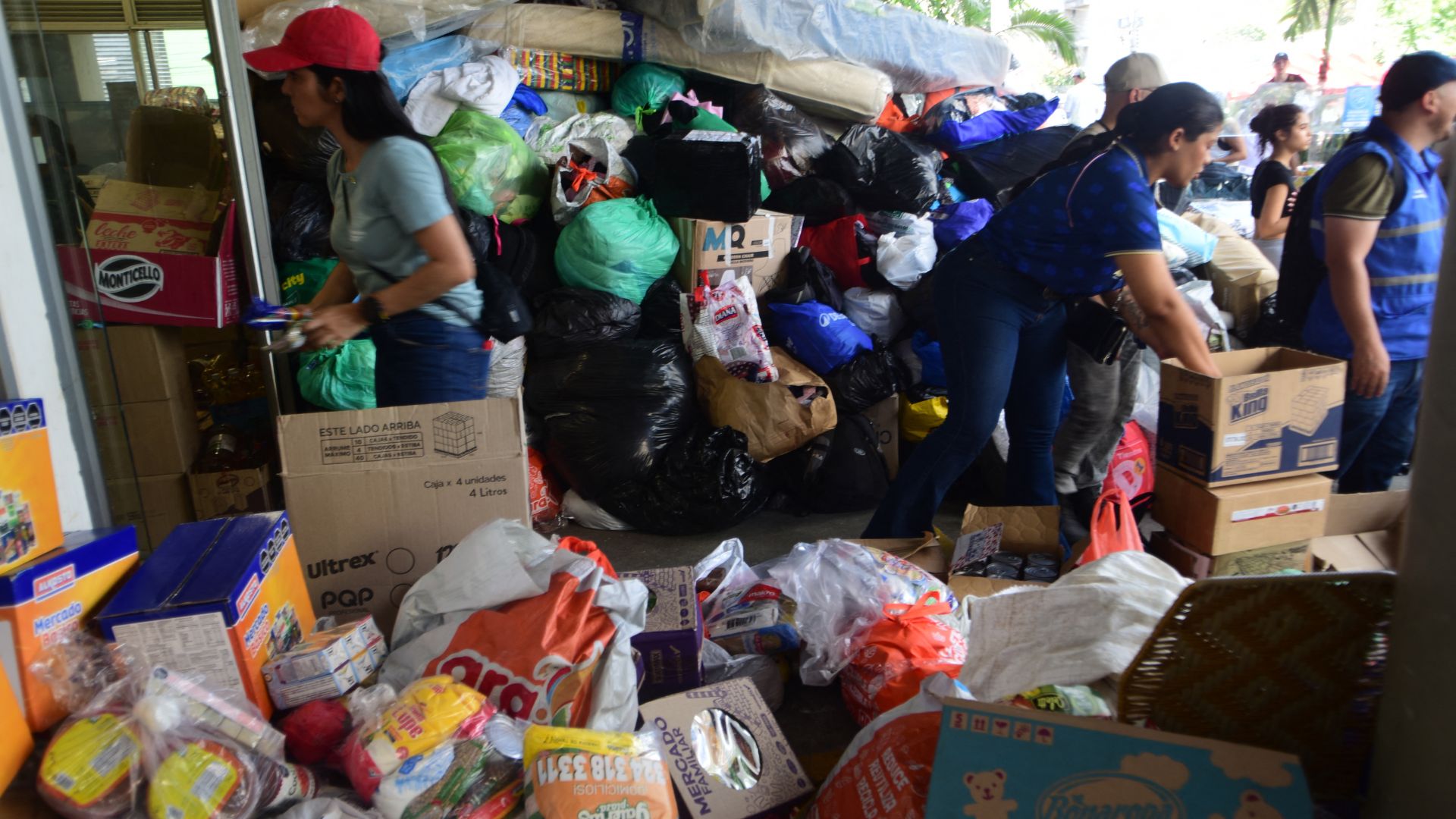 Recolección de ayuda humanitaria para los damnificados por el terremoto en Colombia - Foto: EFE