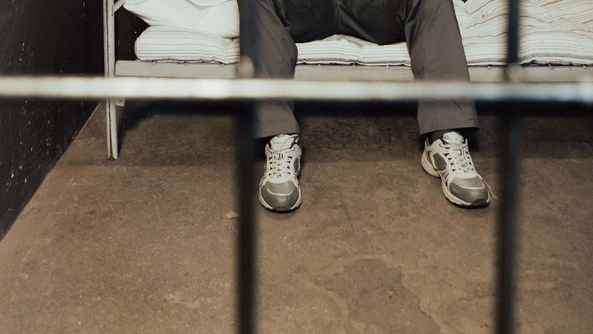 Un hombre con uniforme de prisionero en la celda de una cárcel - Foto de referencia: Pexels