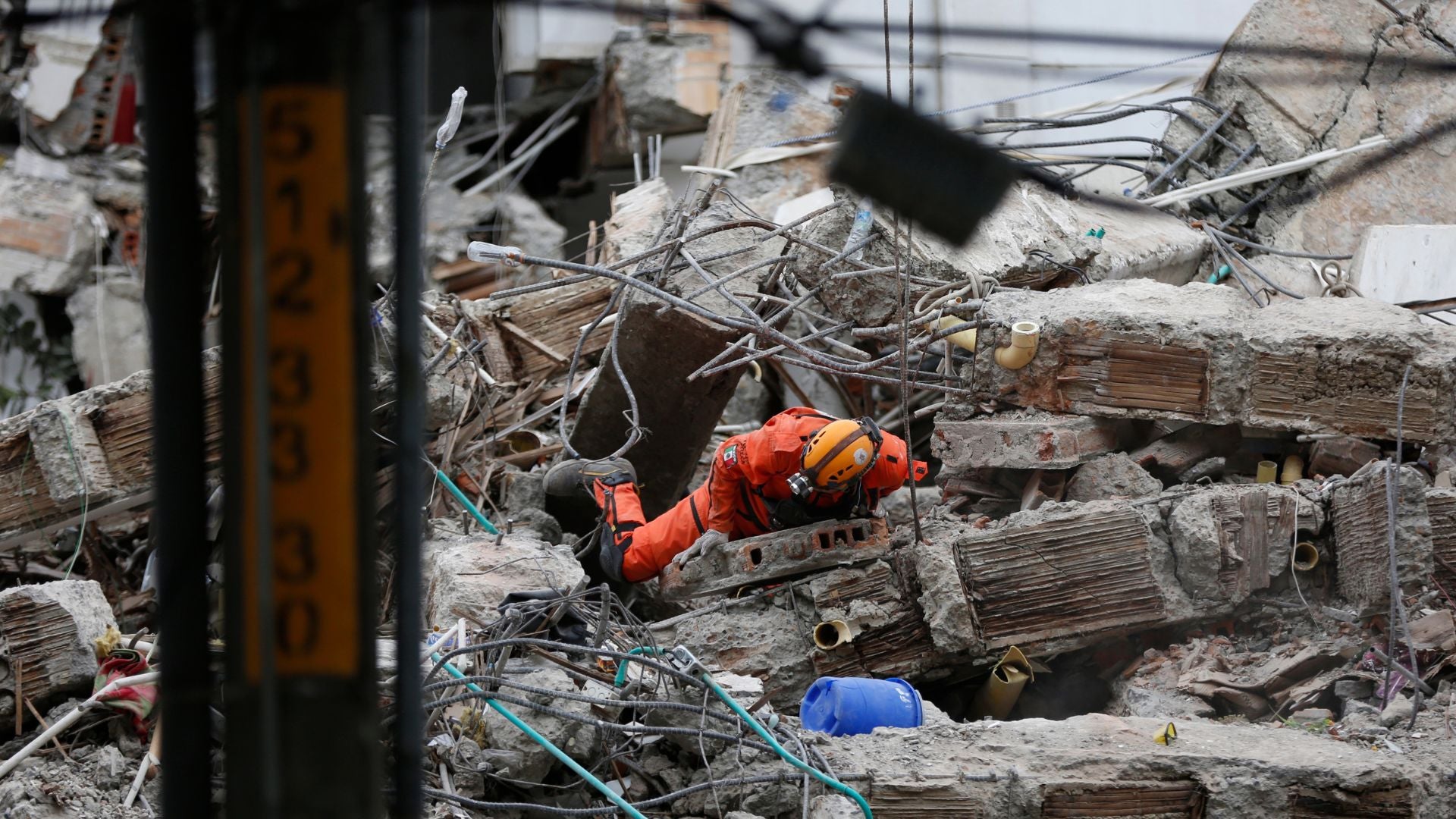 Un integrante de la brigada de Los Topos Aztecas mexicanos trabaja entre escombros este miércoles, en una jornada de búsqueda y rescate en Cali (Colombia)-Foto: EFE