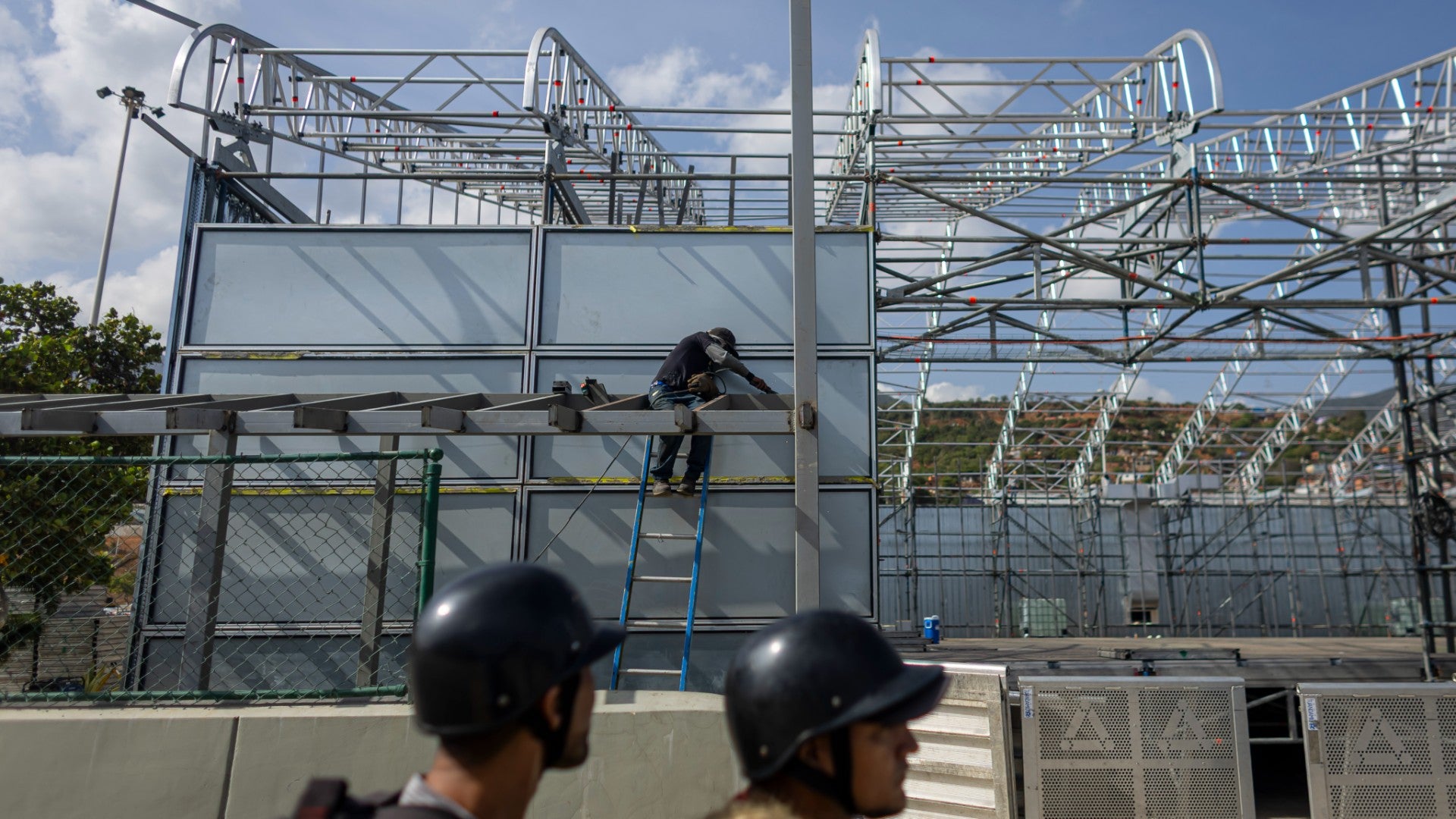 Una persona repara una estructura a las afueras del Aeropuerto Internacional Simón Bolívar de Maiquetía (Venezuela) - Foto de referencia: EFE