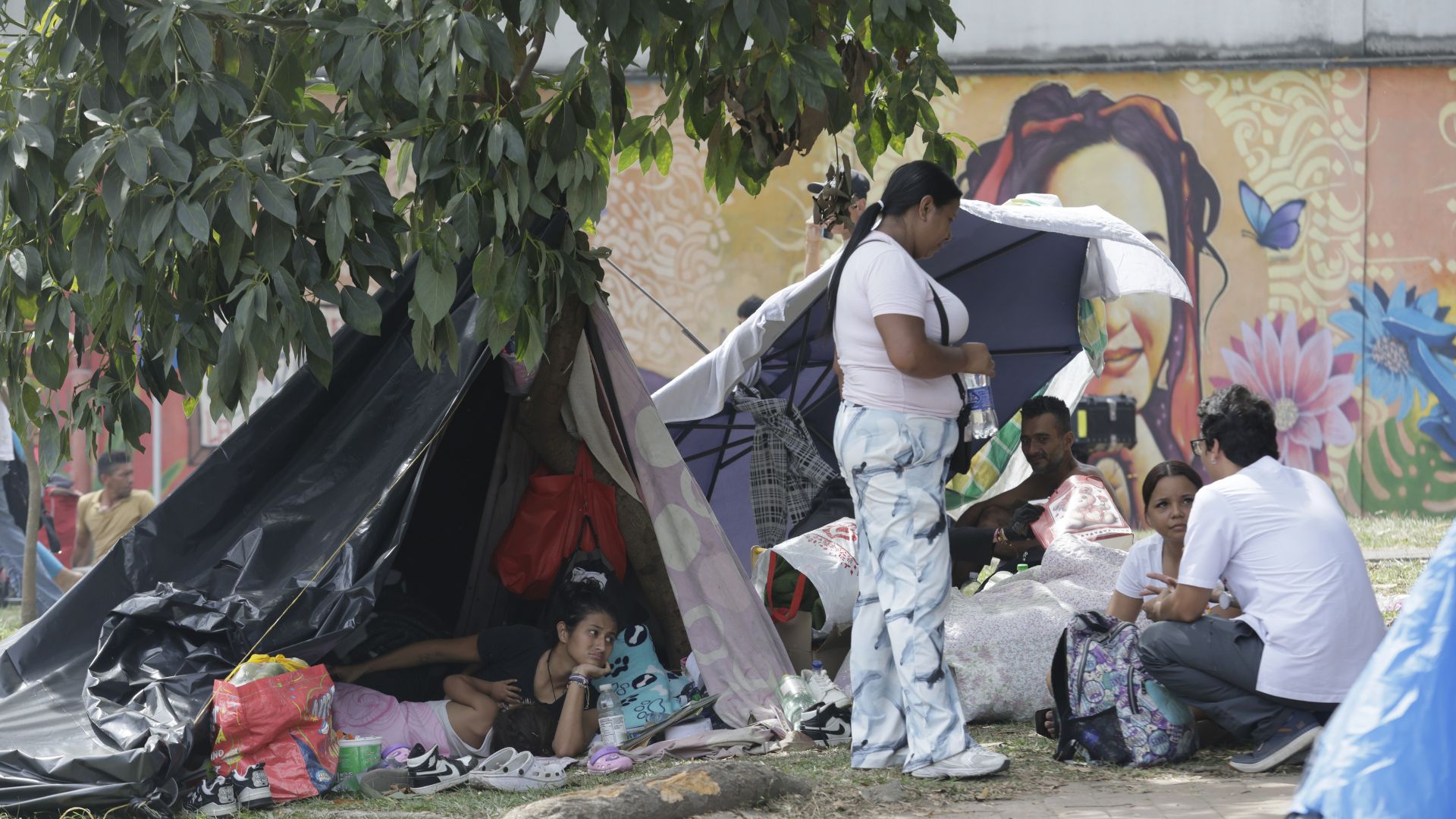 Damnificados del terremoto de magnitud 7,4 que afectó gran parte de Colombia el pasado lunes, permanecen en un albergue este miércoles en el parque Olaya Herrera en Pereira (Colombia)-Foto: EFE
