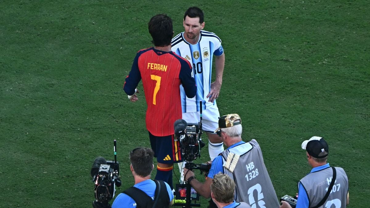 Ferrán Torres y Lionel Messi (AFP)