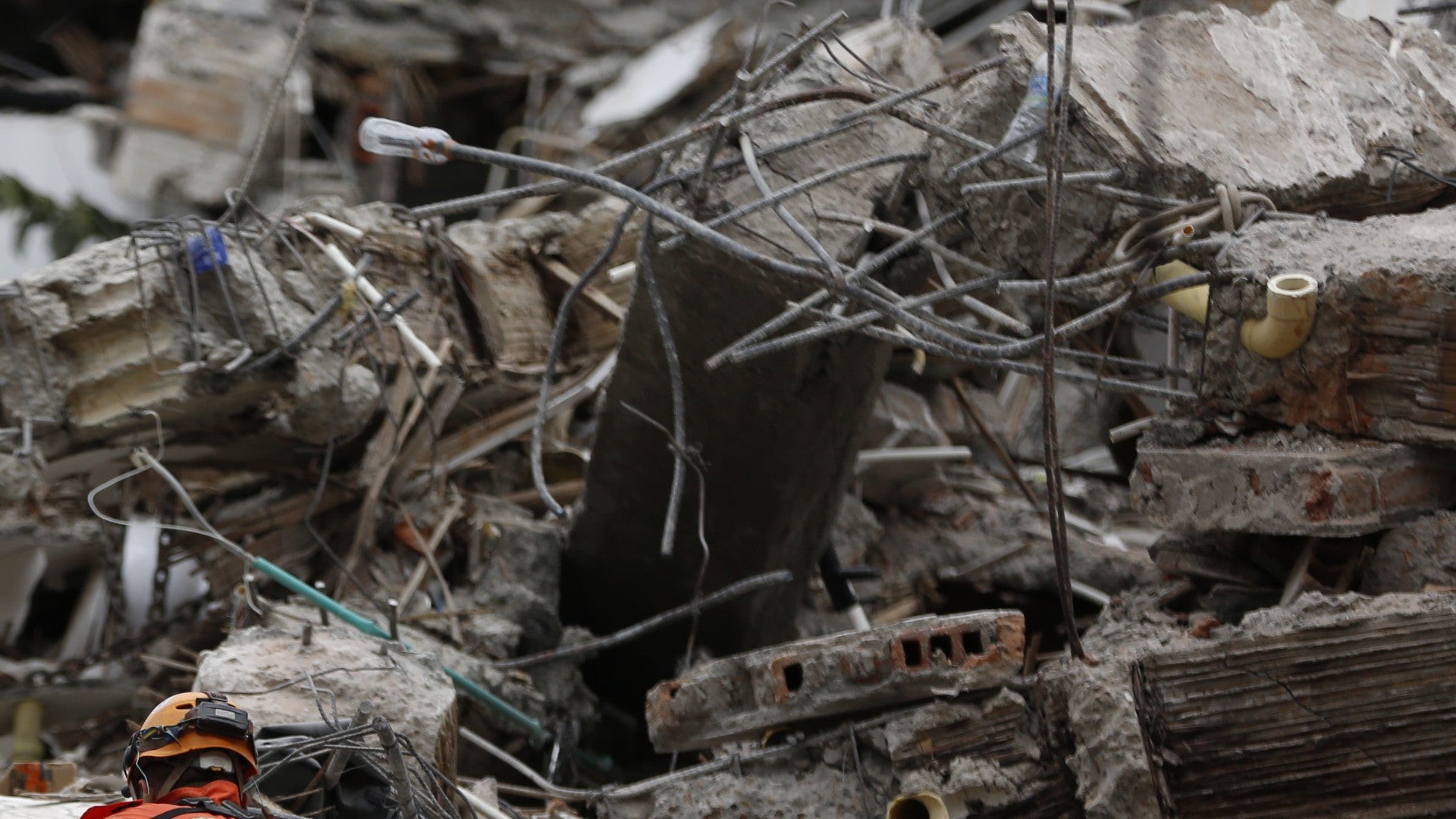 Jornada de búsqueda y rescate entre los escombros de una estructura causados por el terremoto de magnitud 7,4 que sacudió a Colombia - Foto de referencia: EFE