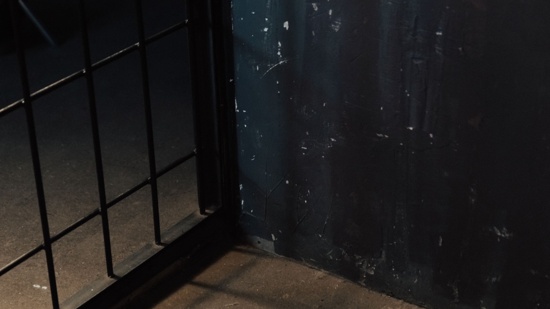 Imagen sombría de barras de metal proyectando sombras en una esquina de pared oscura y descuidada - Foto de referencia: Pexels
