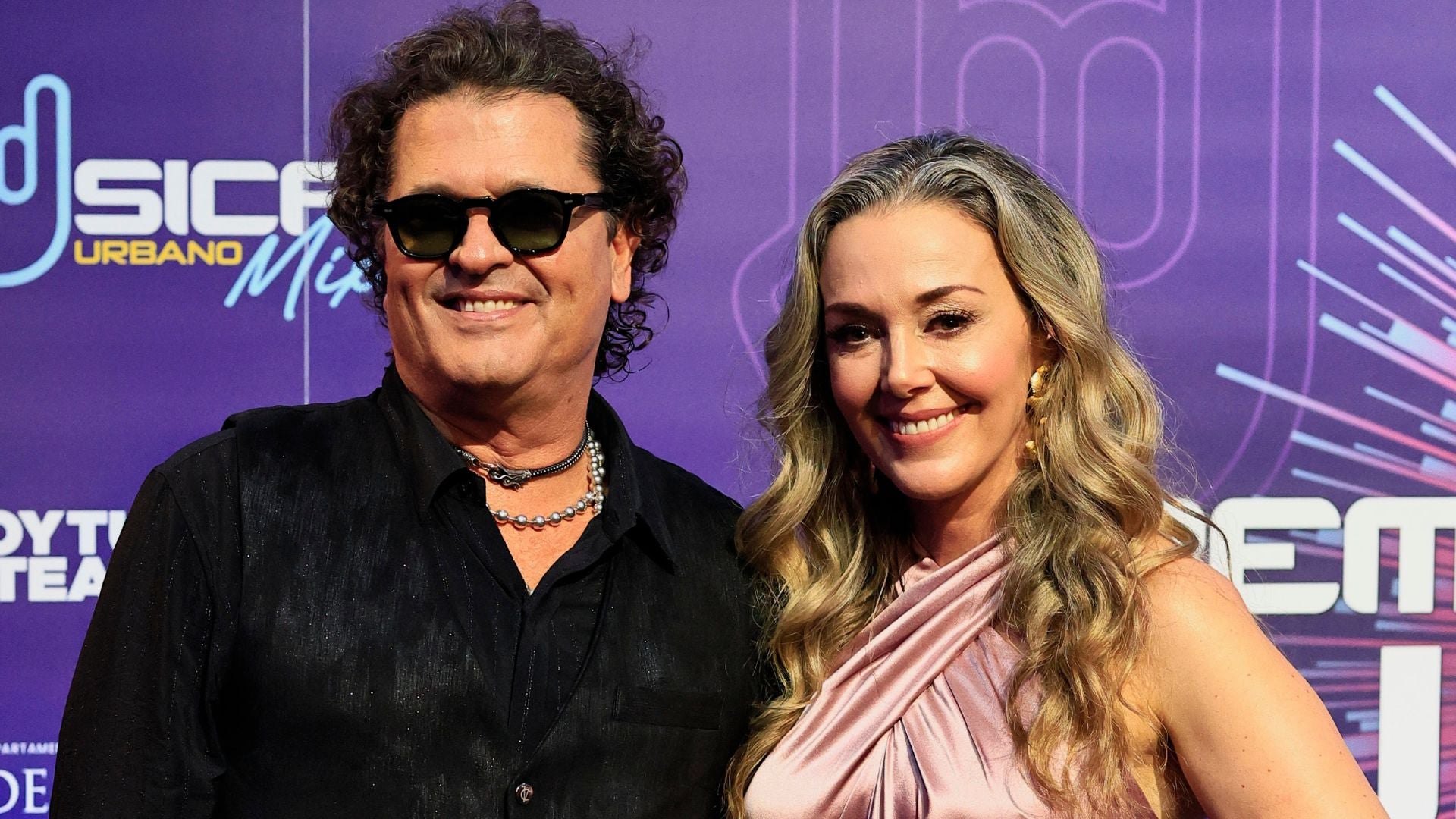 El cantante colombiano Carlos Vives y y su esposa Claudia Elena Vásquez-Foto: EFE