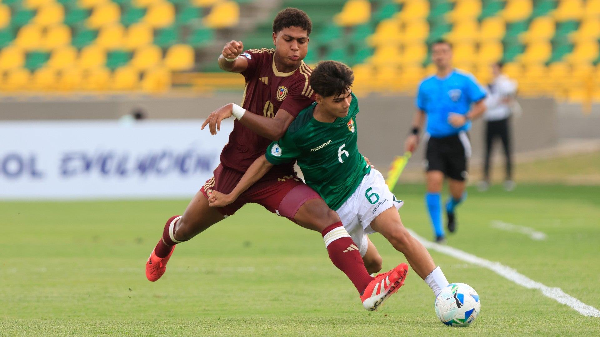 Román Davis, de Venezuela, disputa el balón con Thiago Castedo, de Bolivia, durante un partido del grupo B del Campeonato Sudamericano Sub-17 - Foto de referencia: EFE