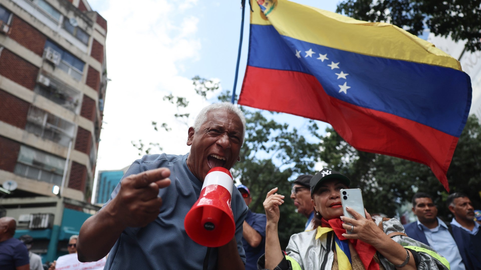 Personas participan en una manifestación para pedir salarios dignos y mejoras laborales en Venezuela - Foto de referencia: EFE