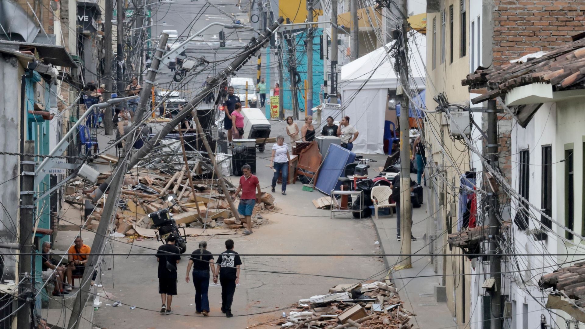 Personas caminan frente a edificaciones afectadas en Pereira-Foto: EFE